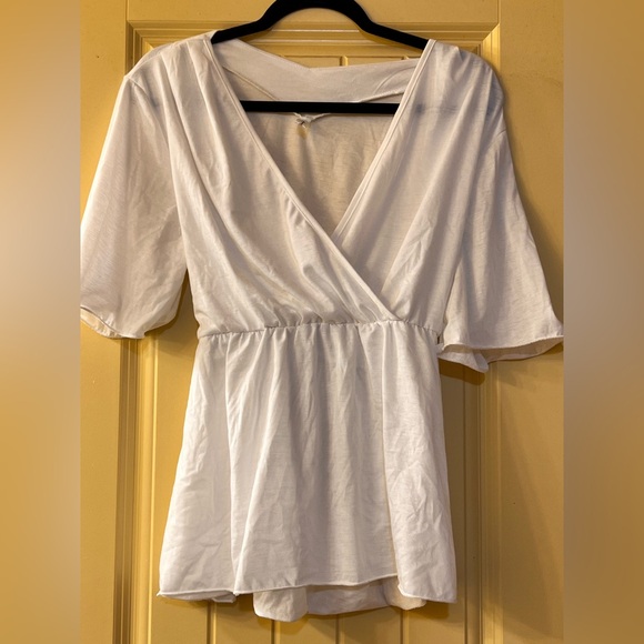 Rosegal Tops - Rosegal White v-neck blouse with waist tie